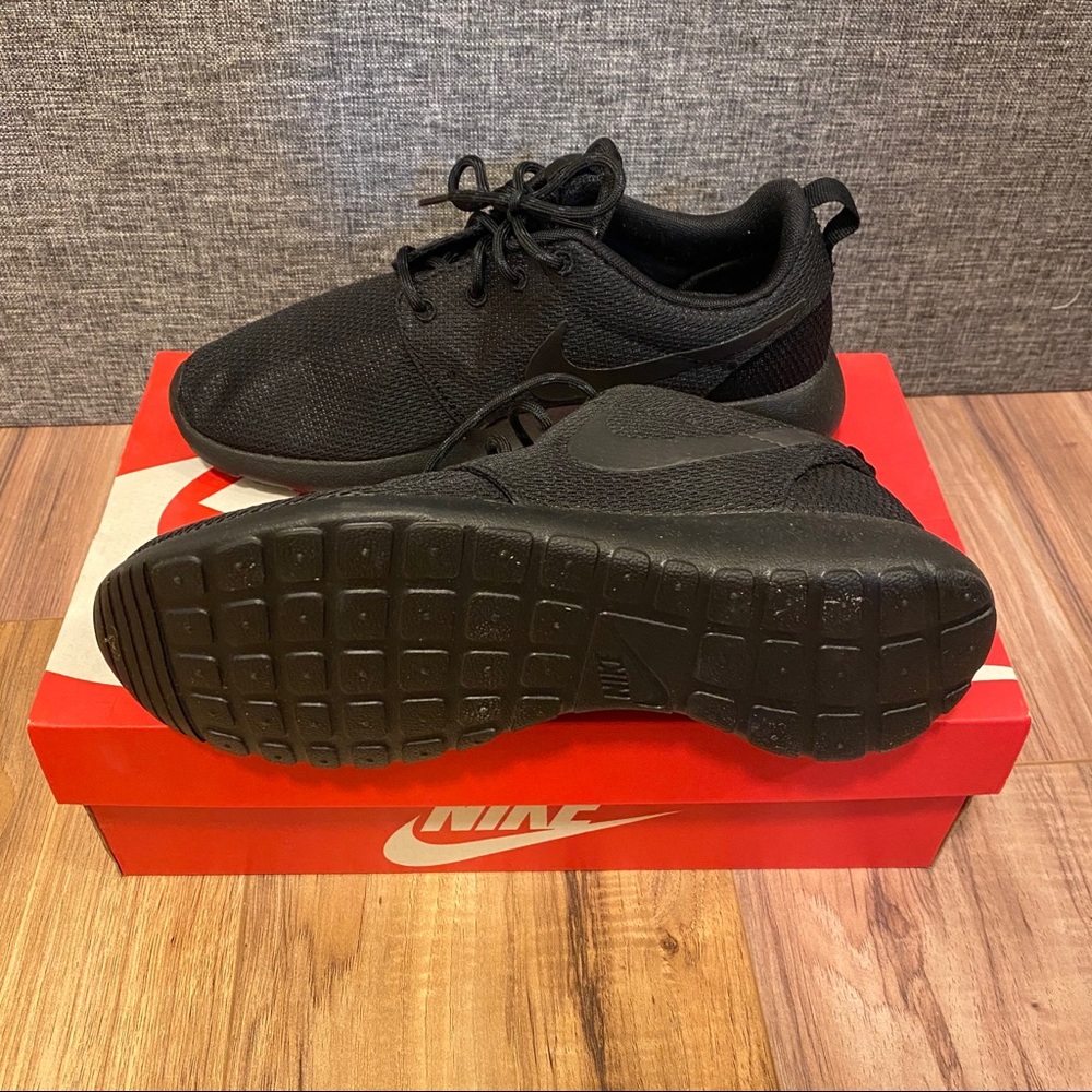 Women black roshes